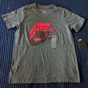 Nike Boys Small Quadruple NIKE Swoosh Shirt CU1008 081  Dark Gray NWT 012025